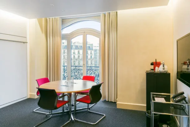 Bureau privé - 75008 - 3 postes - 2200€