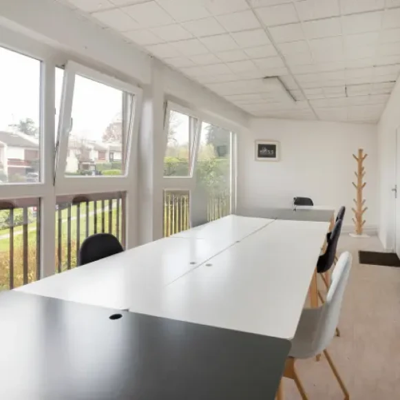 Espace indépendant 28 m² 14 postes Location bureau Place des Hameaux Ris-Orangis 91130 - photo 3