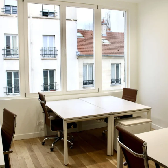 Bureau privé 20 m² 6 postes Coworking Rue Bichat Paris 75010 - photo 1