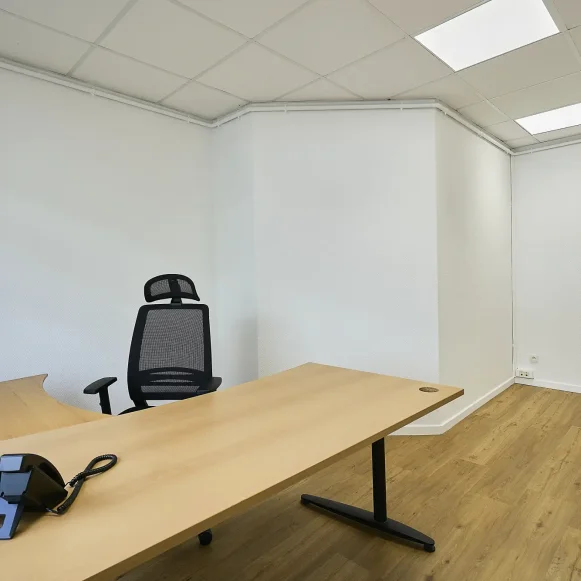 Bureau privé 15 m² 5 postes Coworking Rue de Fontenoy Lille 59000 - photo 1