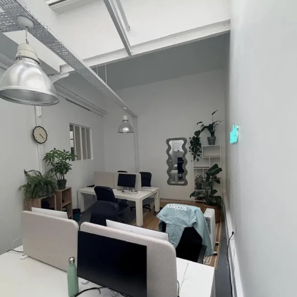 Bureau privé 20 m² 6 postes Location bureau Rue des Arquebusiers Paris 75003 - photo 1