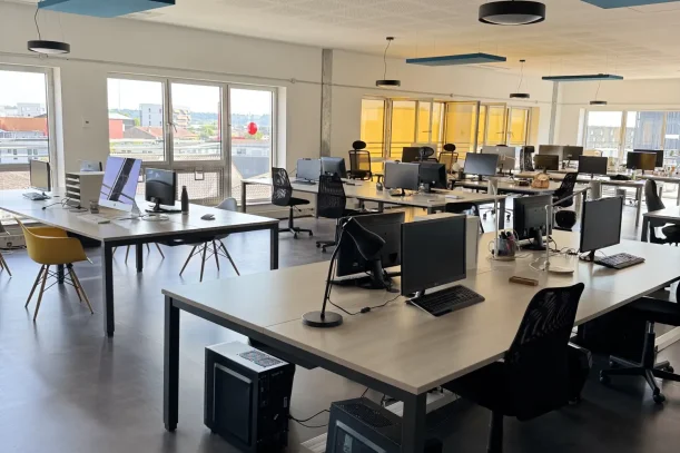 Open Space - 33130 - 24 postes - 280€