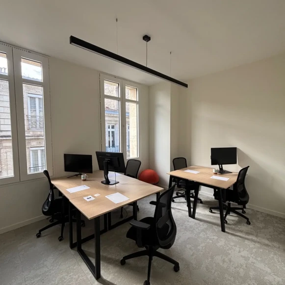 Bureau privé 16 m² 5 postes Location bureau Rue Turenne Bordeaux 33000 - photo 1