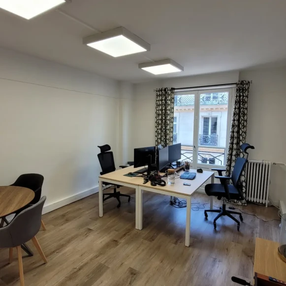 Bureau privé 19 m² 4 postes Location bureau Rue de Provence Paris 75008 - photo 2