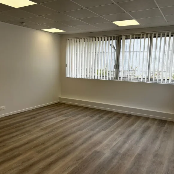 Bureau privé 25 m² 4 postes Coworking Rue Louis Ampère Neuilly-sur-Marne 93330 - photo 2