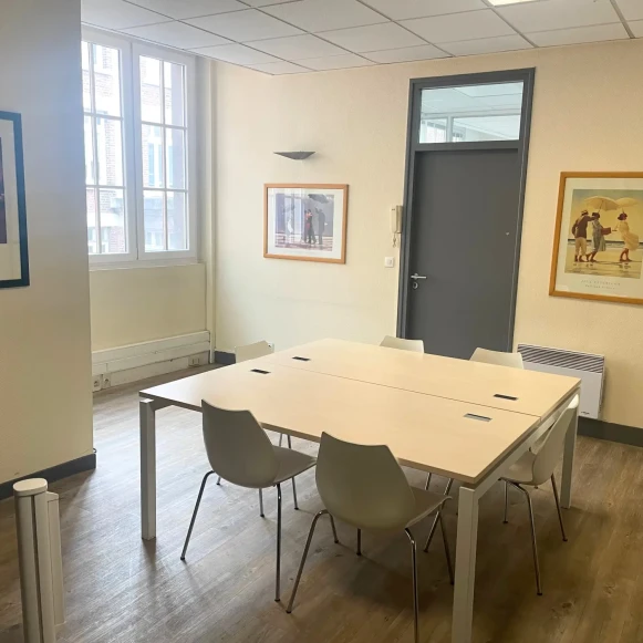 Bureau privé 26 m² 4 postes Coworking Place de la Gare Lille 59800 - photo 1
