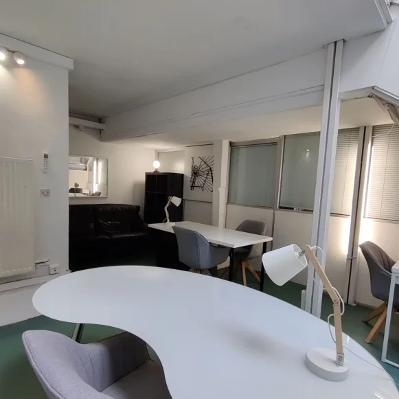 Bureau privé 19 m² 3 postes Coworking Rue Saint-Antoine Paris 75004 - photo 1