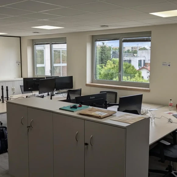 Bureau privé 50 m² 10 postes Location bureau Rue de Stalingrad Arcueil 94110 - photo 1