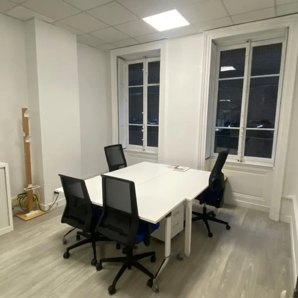Bureau privé 20 m² 4 postes Location bureau Rue de la Bourse Lyon 69002 - photo 4