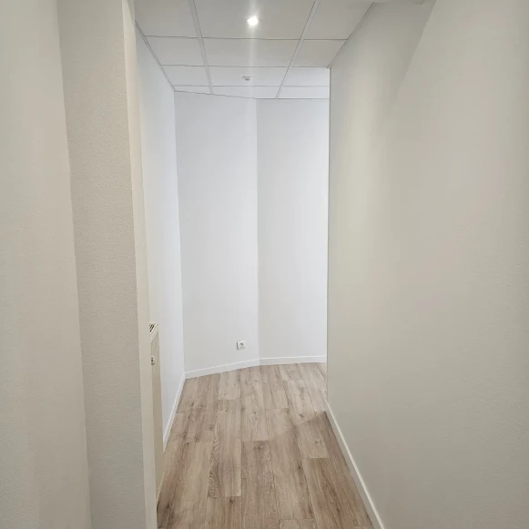 Bureau privé 20 m² 2 postes Coworking Rue Eric Tabarly Hennebont 56700 - photo 5