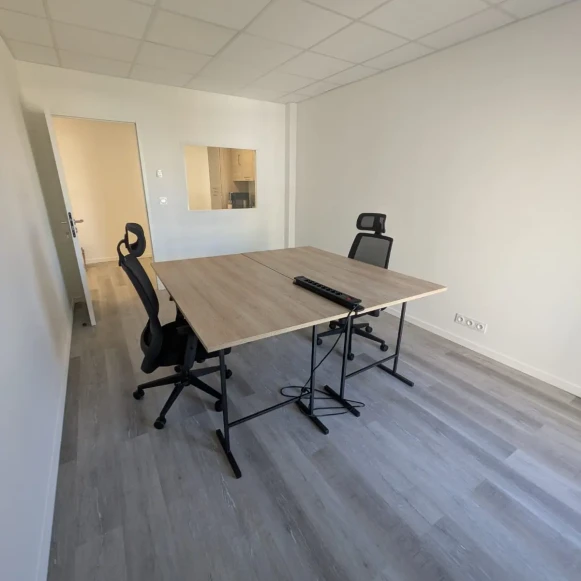 Bureau privé 15 m² 4 postes Location bureau Chemin de la Tour de l'Évêque Nîmes 30000 - photo 1