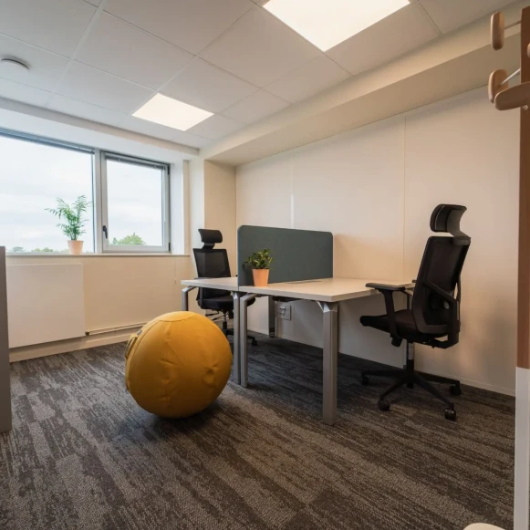 Bureau privé 15 m² 2 postes Location bureau Rue du Porteau Poitiers 86000 - photo 1