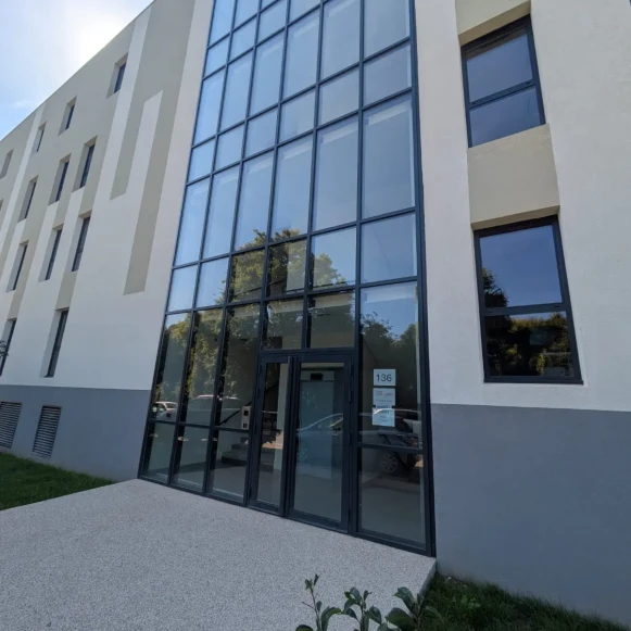 Bureau privé 15 m² 4 postes Location bureau Chemin de la Tour de l'Évêque Nîmes 30000 - photo 1