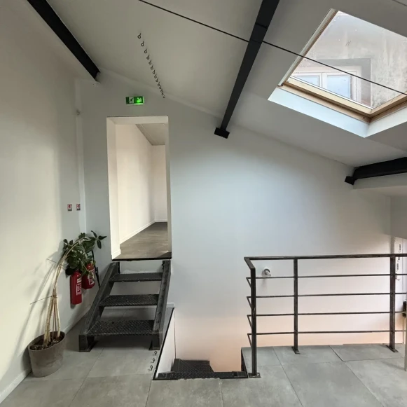 Bureau privé 63 m² 10 postes Location bureau Rue des Sorins Montreuil 93100 - photo 1