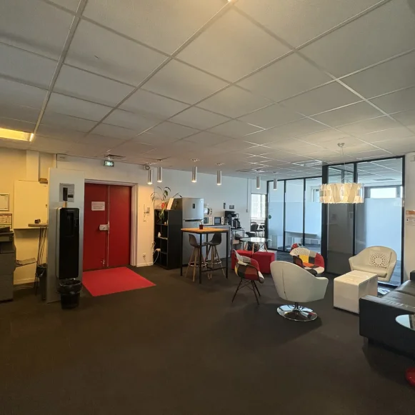 Bureau privé 12 m² 1 poste Location bureau Rue André Bollier Lyon 69007 - photo 2