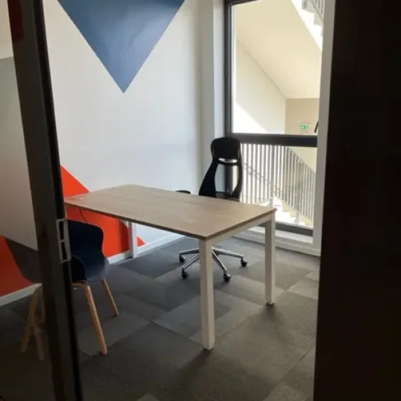 Bureau privé 10 m² 3 postes Coworking Avenue Jean Jaurès Saint-Fons 69190 - photo 2