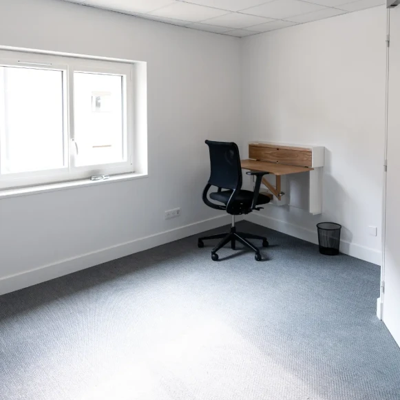 Bureau privé 14 m² 2 postes Coworking Rue Eugène Lair Viarmes 95270 - photo 1