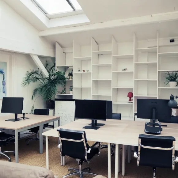 Bureau privé 25 m² 6 postes Coworking Rue Stephenson Paris 75018 - photo 1