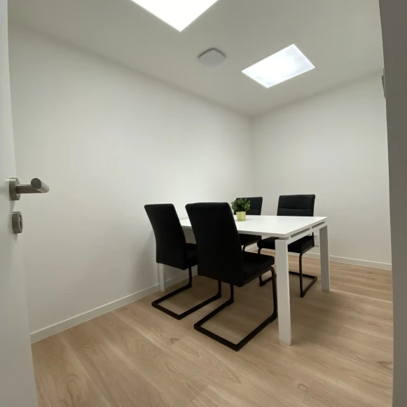 Bureau privé 9 m² 2 postes Coworking Rue de la Roderie Bouaye 44830 - photo 4