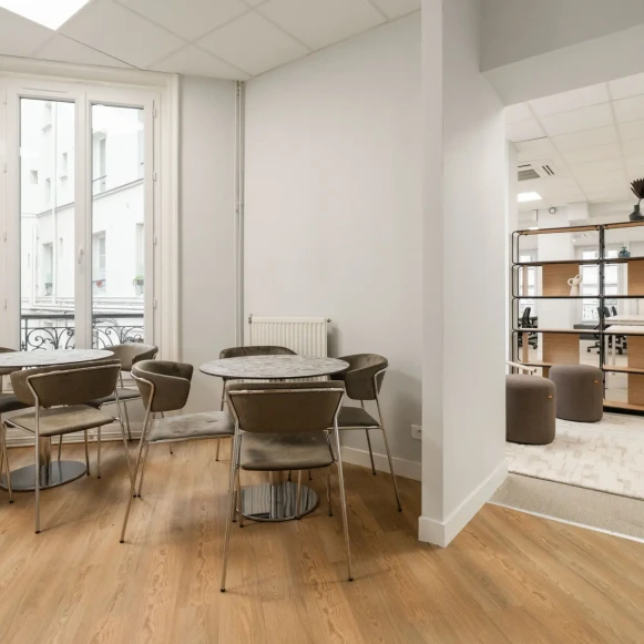 Espace indépendant 350 m² 52 postes Coworking Rue du Rocher Paris 75008 - photo 6