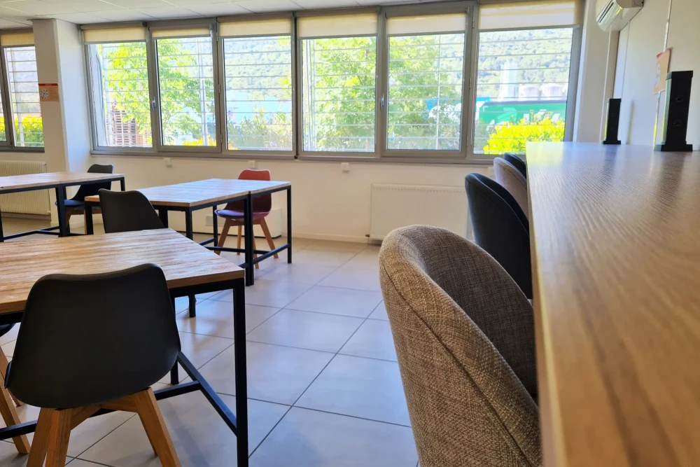 Open Space - 13400 - 24 postes - 260€