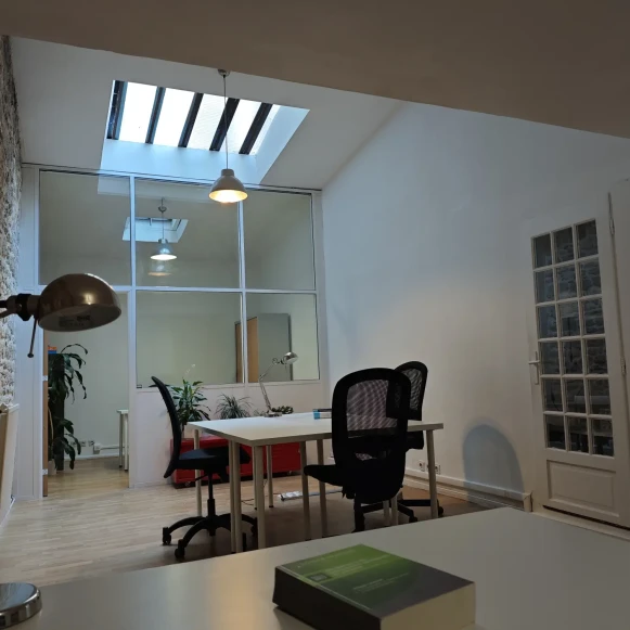 Bureau privé 33 m² 6 postes Location bureau Rue Saint-Antoine Paris 75004 - photo 1