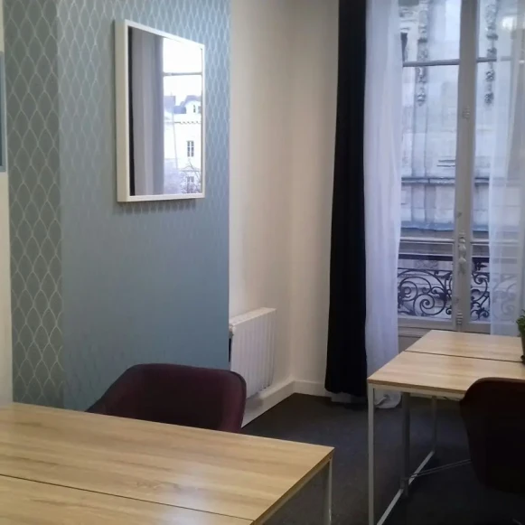Bureau privé 13 m² 3 postes Location bureau Place de la Bourse Lyon 69002 - photo 1