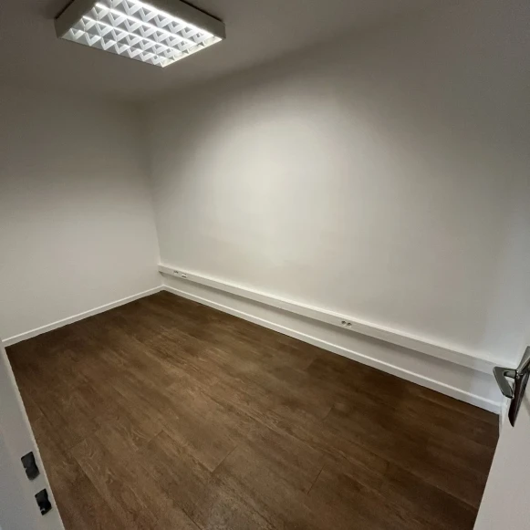 Espace indépendant 60 m² 7 postes Location bureau Rue des Pierres Plantées Lyon 69001 - photo 3