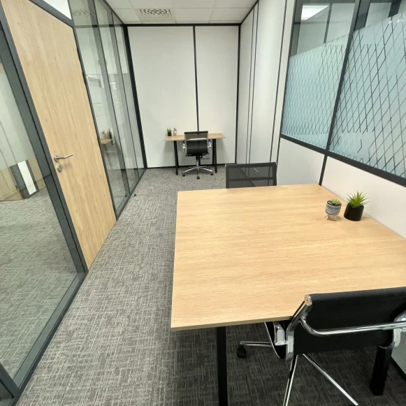 Bureau privé 18 m² 5 postes Coworking Rue Rouget de Lisle Suresnes 92150 - photo 1