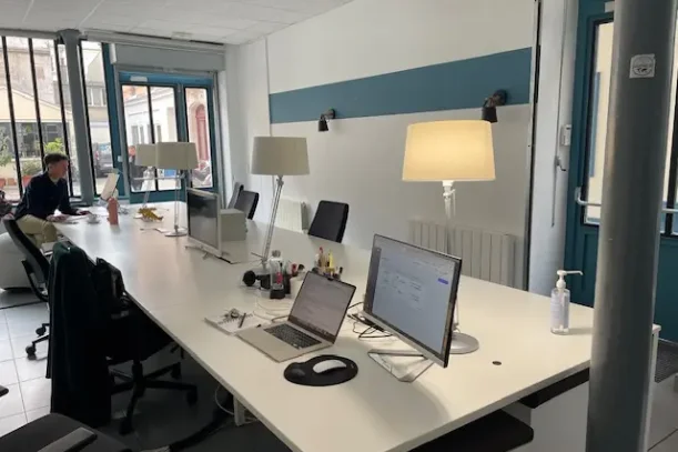 Open Space - 75010 - 4 postes - 300€