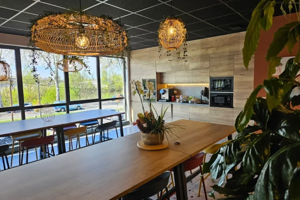 Open Space - 31150 - 12 postes - 350€