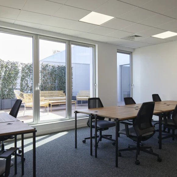 Bureau privé 12 m² 3 postes Coworking Rue d'Amiens Lille 59800 - photo 1