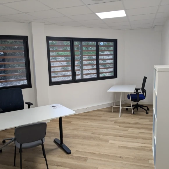 Bureau privé 19 m² 2 postes Location bureau Rue de la Gare Venelles 13770 - photo 1
