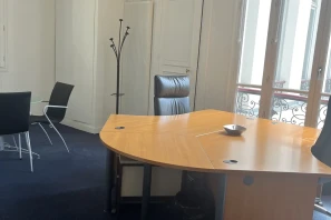 Bureau privé - 75008 - 3 postes - 2700€