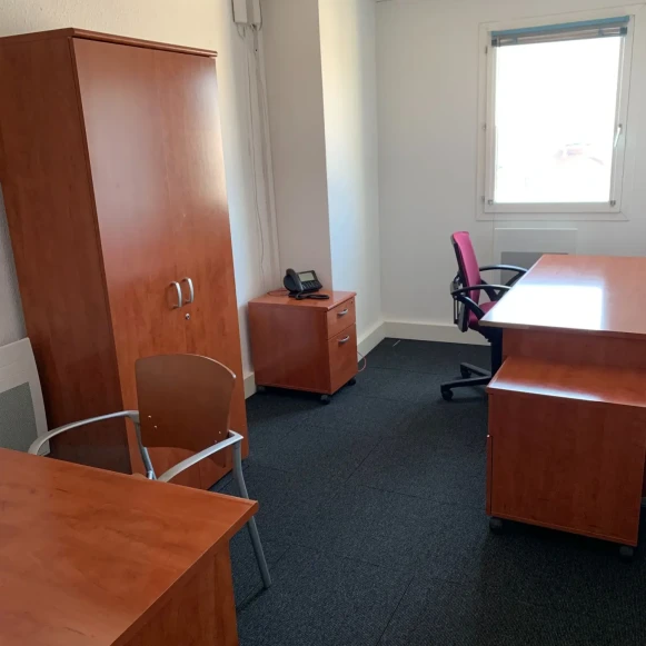 Bureau privé 12 m² 3 postes Coworking Avenue Berthelot Lyon 69008 - photo 2