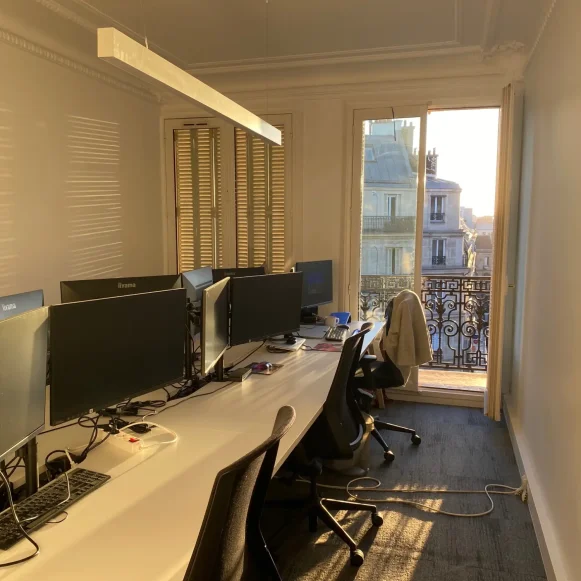 Bureau privé 16 m² 4 postes Location bureau Rue de Rome Paris 75008 - photo 1
