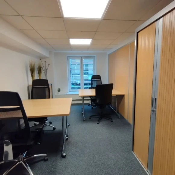 Bureau privé 17 m² 4 postes Coworking Rue des Petits Champs Paris 75001 - photo 1