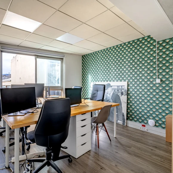Bureau privé 15 m² 4 postes Coworking Rue de Rochechouart Paris 75009 - photo 1