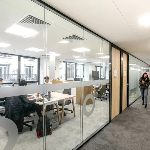 Bureau privé 19 m² 6 postes Coworking Avenue Charles de Gaulle Neuilly-sur-Seine 92200 - photo 1