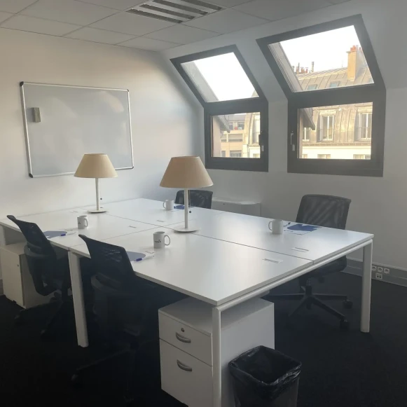 Bureau privé 25 m² 5 postes Coworking Rue des Petits Hôtels Paris 75010 - photo 2