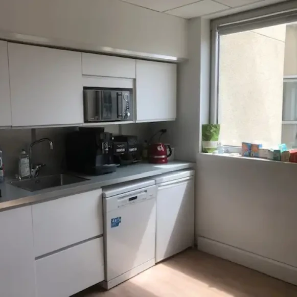 Bureau privé 18 m² 6 postes Location bureau Boulevard du Montparnasse Paris 75014 - photo 5