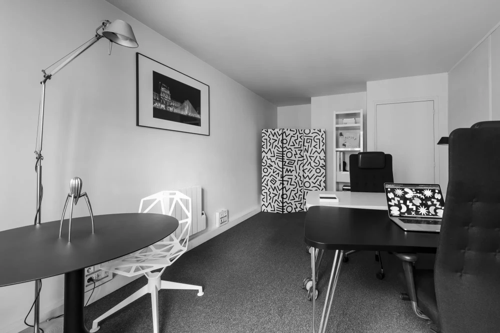 Bureau privé - 75004 - 2 postes - 990€