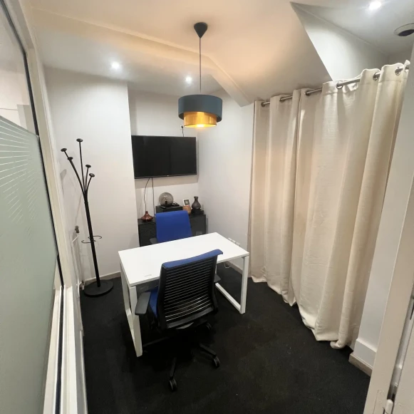 Bureau privé 14 m² 4 postes Location bureau Rue des Colonels Renard Paris 75017 - photo 6