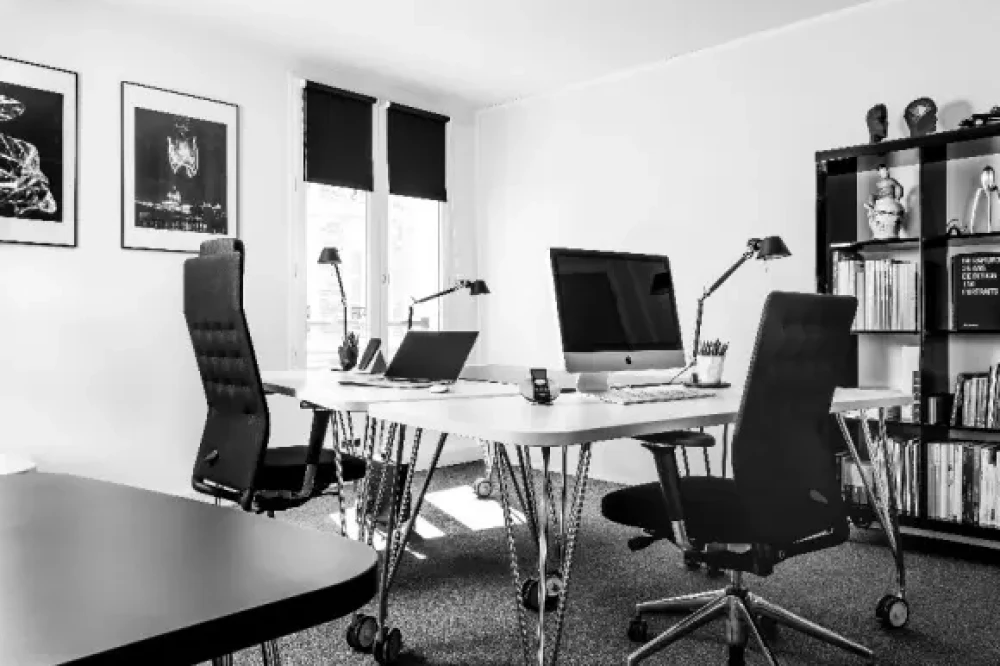 Open Space - 75004 - 2 postes - 350€
