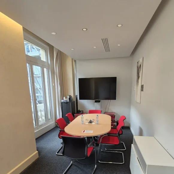 Bureau privé 19 m² 5 postes Location bureau Avenue des Champs-Élysées Paris 75008 - photo 2