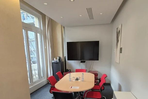 Bureau privé - 75008 - 5 postes - 2400€