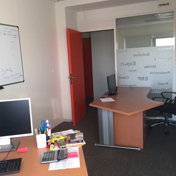 Bureau privé 10 m² 2 postes Location bureau Rue Romain Rolland Nantes 44100 - photo 2