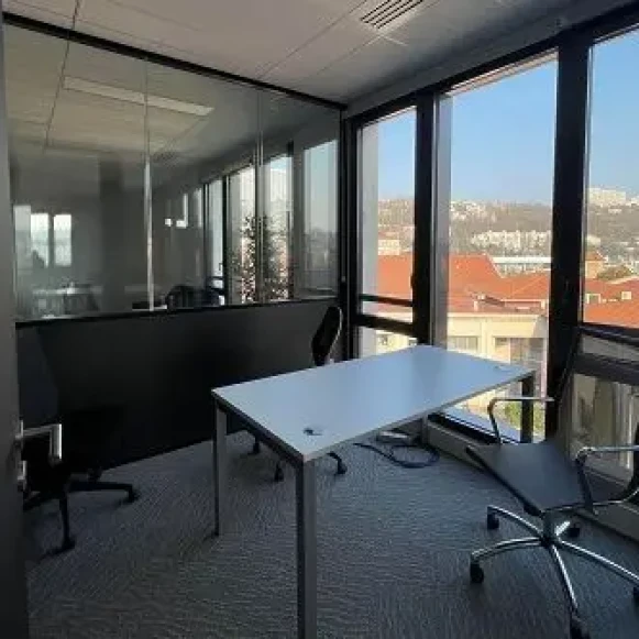 Bureau privé 18 m² 4 postes Coworking Rue Laure Diebold Lyon 69009 - photo 1