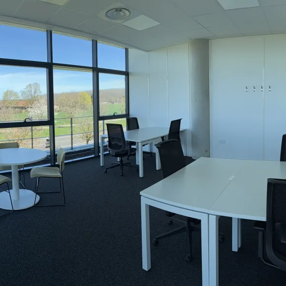 Bureau privé 27 m² 9 postes Coworking Avenue François Pignier Bourg-en-Bresse 01000 - photo 1