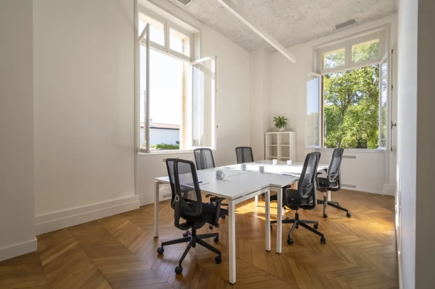 Bureau privé - 64200 - 6 postes - 2400€